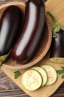 Tahta masada maydanozlu patlıcanlar var.