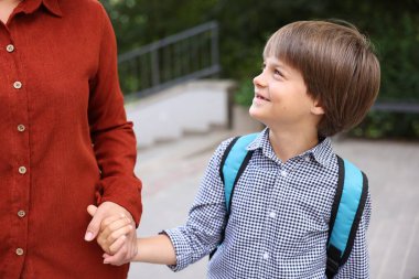 Anne oğlunu açık hava okuluna götürüyor, yakın çekim.