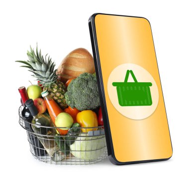 Yemek teslimatı uygulaması. Alışveriş sepeti dolusu yiyecek ve cep telefonu beyaz arka planda.
