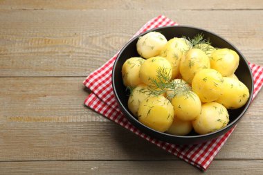 Ahşap masadaki dereotlu kaynamış patatesler. Metin için boşluk