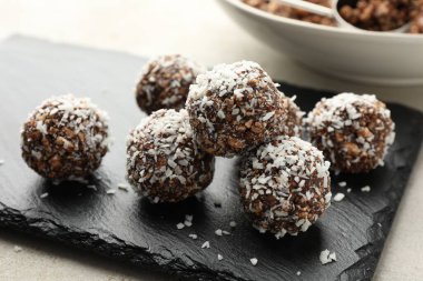 Fındıklı ve hindistan cevizli lezzetli çikolatalar, yakın plan.