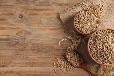 Yulaf taneleri, kaşık, kase, çivi ve çuval bezi ahşap masaya, düz yatıyordu. Metin için boşluk