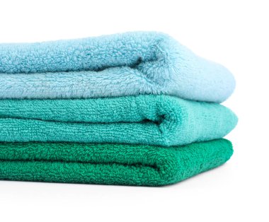 Beyaz üzerine izole edilmiş renkli havlu yığını.