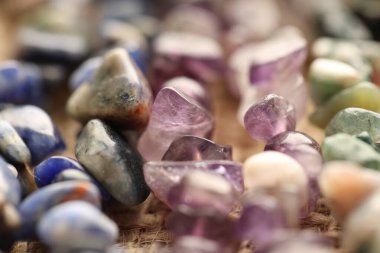 Masanın üzerinde bir sürü şifalı taş var.