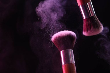 Siyah arka planda renk farlı makyaj fırçaları, yakın plan. Metin için boşluk