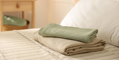 Evdeki çarşaflara temiz havlu yığını, yakın çekim.