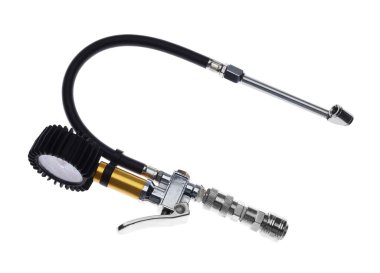 Bir lastik enflasyon tabancası ve göstergesi beyaza izole.