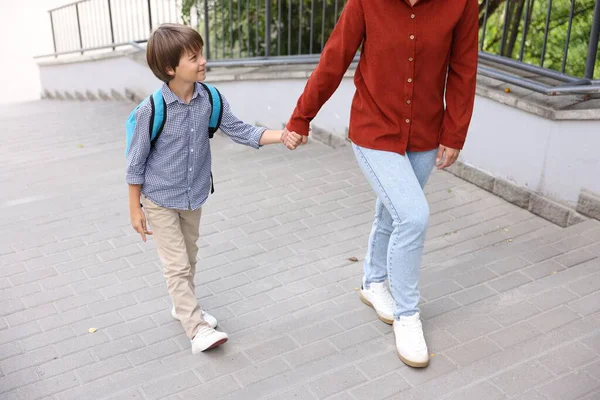 Anne oğlunu açık hava okuluna götürüyor, yakın çekim.
