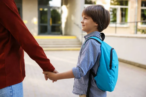 Anne oğlunu açık hava okuluna götürüyor, yakın çekim.