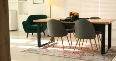 Yemek odasındaki ahşap masada bir kase meyve. Kamera yukarı hareket ediyor