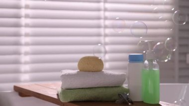 Bebek aksesuarları, banyo malzemeleri ve sabun köpükleri banyoda, yakın plan.