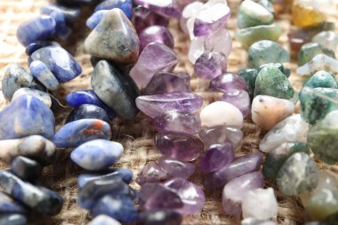 Masanın üzerinde bir sürü şifalı taş var.