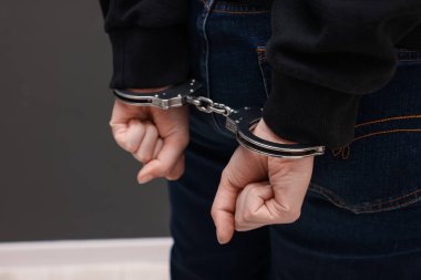 Metal kelepçeli kadın içeride, yakın çekim manzaralı.