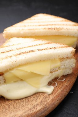 Eritilmiş peynirli lezzetli sandviçler, yakın plan.