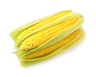 Üç lezzetli haşlanmış mısır koçanı beyaz, üstten görünüyor.