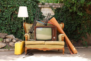 Kanepede retro TV ve dışarıda kullanılan diğer şeyler.