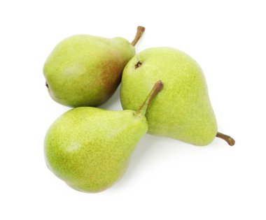 Üç olgun armut beyazda soyutlanmış.