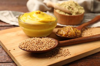 Ahşap masada farklı hardal türleri, yakın plan.