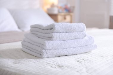 Evdeki çarşaflara temiz havlu yığını, yakın çekim.
