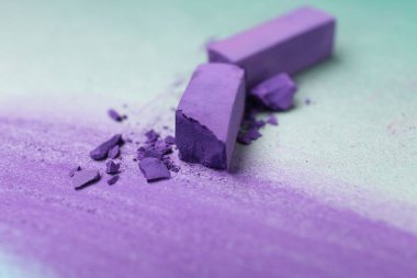 Mor tebeşir renkleri ve karalama arkaplanı, yakın plan