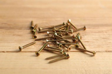 Birçok metal vida ahşap masa, yakın çekim