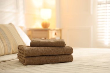 Evdeki çarşafların üzerine bir yığın temiz havlu.