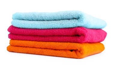 Beyaz üzerine izole edilmiş renkli havlu yığını.