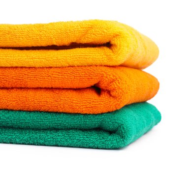 Beyaz üzerine izole edilmiş renkli havlu yığını.