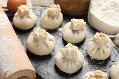 Pişmemiş khinkaliler (hamur tatlısı), un, yumurta ve merdane tokası, yakın plan.