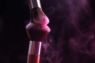 Siyah arka planda renk farlı makyaj fırçaları, yakın plan. Metin için boşluk