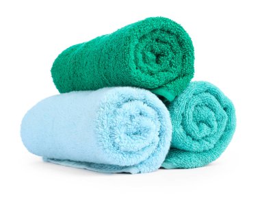 Renkli rulo havlular beyazda izole edilmiş.
