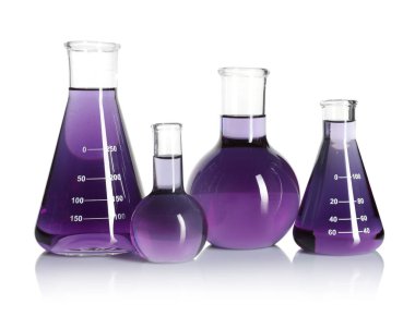 Beyaz üzerine izole edilmiş menekşe sıvısı olan laboratuvar camları.