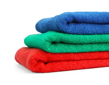 Beyaz üzerine izole edilmiş renkli havlu yığını.