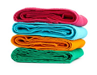 Beyaz üzerine izole edilmiş renkli havlu yığını.