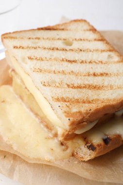 Eritilmiş peynirli lezzetli sandviç, yakın plan.