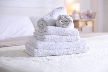 Evdeki çarşaflara temiz havlu yığını, yakın çekim.