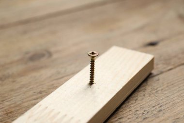 Tahta tahtada metal çivi, yakın plan.