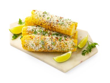 Maydanozlu, peynirli ve limonlu ızgara mısır koçanı.