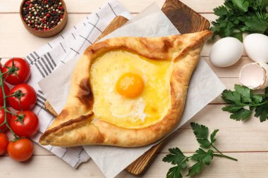 Tahta masada servis edilen peynir ve yumurtalı leziz khachapuri.