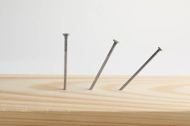 Beyaz arkaplanda tahta çiviler, yakın plan.