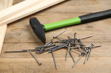 Çekiç, metal çiviler ve tahta tahtalar, yakın plan.