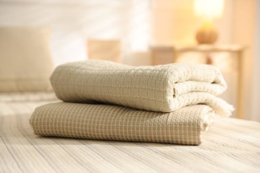 Evdeki çarşaflara temiz havlu yığını, yakın çekim.