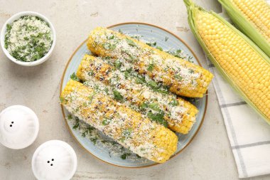 Masada maydanozlu ve peynirli mısır koçanlarının tadı açık.