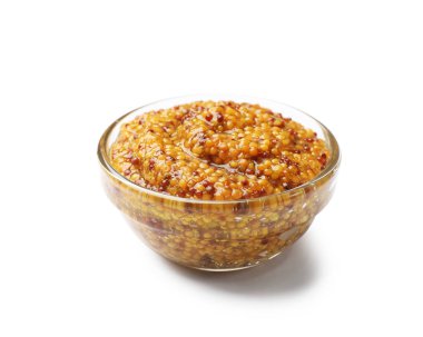 Cam kasede tam tahıllı hardal, beyaza izole edilmiş.