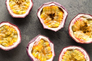 Taze tutku meyveleri gri masada, düz yatıyordu.