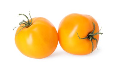 İki olgun sarı domates, beyaz üzerinde izole edilmiş.
