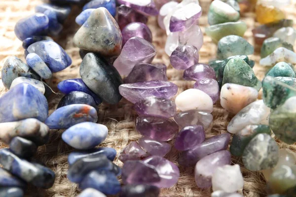 Masanın üzerinde bir sürü şifalı taş var.