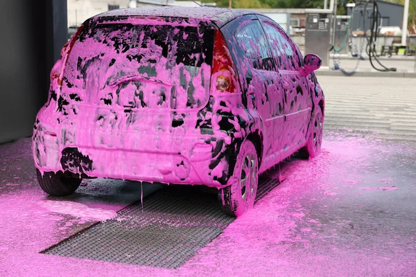 Dışarıdaki oto yıkamada temizleme köpüğüyle kaplanmış.