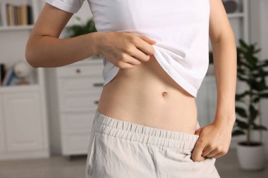 Düz göbekli kadın, yakın plan.