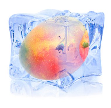 Buz küpündeki olgun mango meyvesi beyaza izole edilmiş.